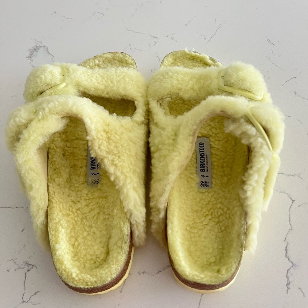 Birkenstock Big Buckle Shearling Sandals in Soft Yellow Size 8